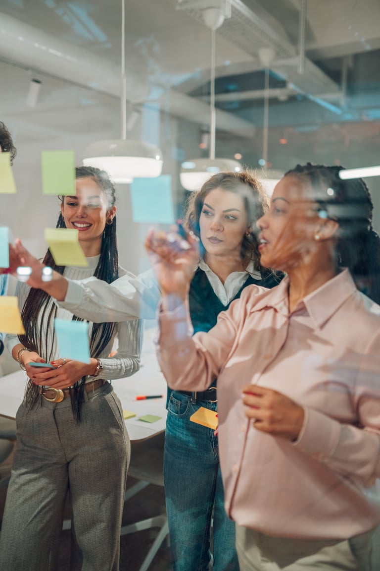 Mujeres en taller financiero colaborando con ideas